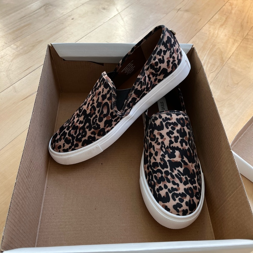 Leopard Slip On Leopard Sneakers Size 6-6.5 SIZE MISMARKED